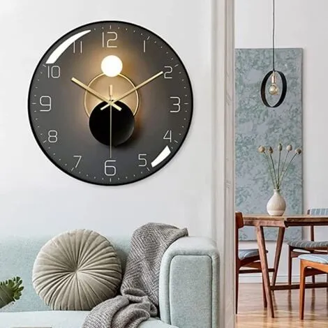 Horloge moderne sur fond blanc froid
